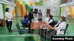 Дауыс беру аяқталғаннан кейін №298 референдум учаскесінде комиссия мүшелері бюллетень санауға кірісті. Алматы, 15 наурыз, 2026 жыл.