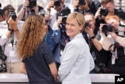 Actrița și regizoarea Judith Godreche a intrat de la o vârstă fragedă sub lumina reflectoarelor. Ea a fost manipulată ușor, ca adolescentă, de bărbați mai bătrâni și influenți. Nimeni nu a încercat să o ajute, deși mulți știau ce se întâmpla, spune ea.