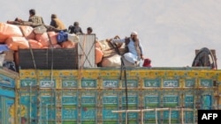 یوه افغانه کورنۍ په چمن کې هېواد ته د ستنېدو لپاره په ټرک کې انتظار باسي - د نومبر اوومې انځور.