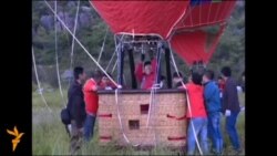Уйгурский канатоходец прошел по канату между воздушными шарами