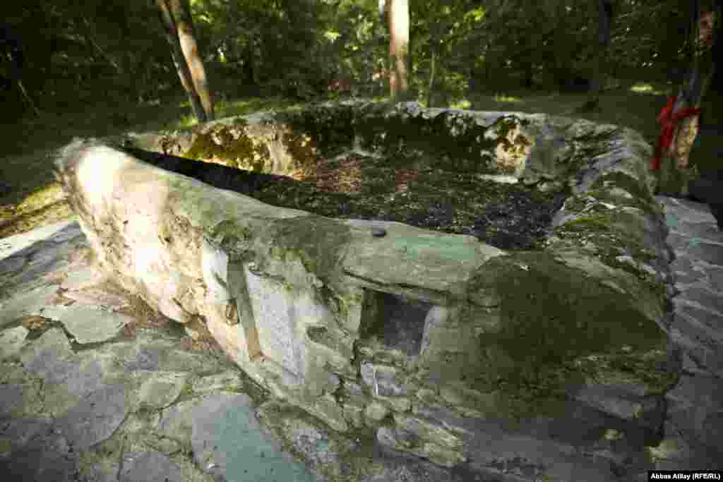 Tanınmış türk şairi ömrünün böyük hissəsini Anadoluda keçirsə də, ömrünün sonlarında İslam dəyərlərini yaymaq üçün bu ərazilərə gəlmiş və Hacı Tapdıqla tanışlıqdan sonra burada qalmışdı.