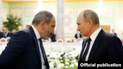 Tajikistan - Russian President Vladimir Putin and Armenian Prime Minister Nikol Pashinian talk during a CIS summit in Dushanbe, Septmeber 28, 2018.