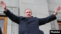 Armenia - Former President Levon Ter-Petrosian greets supporters at an opposition rally in Yerevan, 1Mar2012.