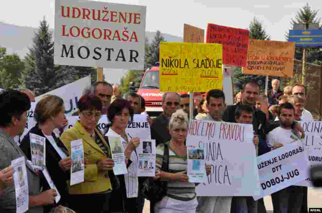 Mirni protesti ispred zgrade UN zbog najavljenog skraćivanja optužnice bivšem lideru bosanskih Srba Radovanu Karadžiću, 16. septemar 2009. Foto: Midhat Poturović