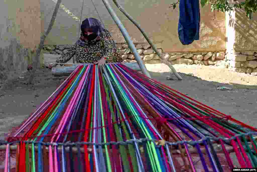 Një grua afgane duke thurur një mbulesë tavoline tradicionale në shtëpinë e saj në lagjen Fayzabad të provincës Badakhshan.