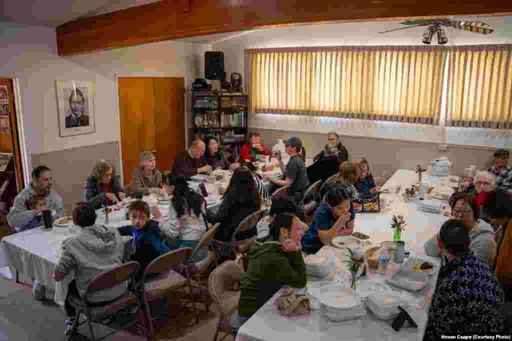 Милли ризыкларны сату көнендә чәй дә әзерләнгән, теләгән кешегә татар йортында татар ашлары белән сыйланырга мөмкинлек булган