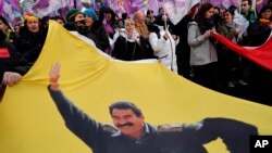Një demonstratë pro-kurde kundër veprimit ushtarak të Turqisë në pozicionet kurde në Sirinë veriore dhe Irakun verior, dhe kundër ndalimit të Partisë së Punëtorëve të Kurdistanit (PKK), në Berlin, Gjermani, 26 nëntor 2022.