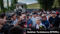 Алмазбек Атамбаев и его сторонники у дома бывшего президента в Кой-Таше. Кыргызстан, 27 июня 2019 года.
