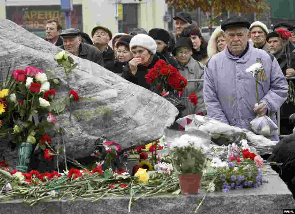 Траурный митинг у Соловецкого камня на Лубянке в день политзаключенного.