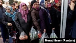 صف برای خرید سبزیجات در استانبول (عکس از آرشیو)