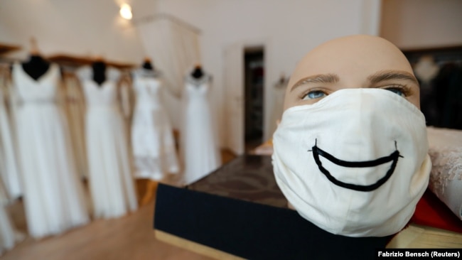 Всемирная мода на маски в эпоху коронавируса (фотогалерея)