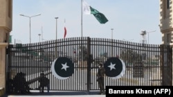 Ushtarët pakistanezë duke bërë roje pranë kufirit të mbyllur mes Pakistanit dhe Iranit. Shkurt, 2020.
