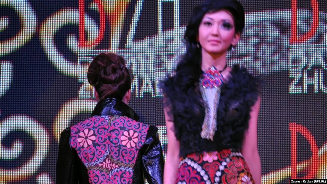 Секс туралы видео: Мен қонаққа келдім, онлайн көру үшін секс бар.