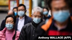 Pamje të banorëve të Hong Kongut me maska në fytyrë.