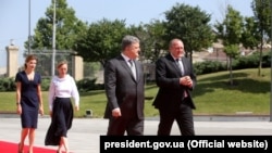 Президент України Петро Порошенко та президент Грузії Ґіорґі Марґвелашвілі (попереду) під час урочистої зустрічі в Тбілісі, 18 липня 2017 року