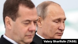 Прем'єр-міністр Росії Дмитро Медведєв (ліворуч) і президент Росії Володимир Путін