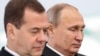 Премьер-министр России Дмитрий Медведев и президент России Владимир Путин