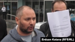 Domagoj Margetić sa dokumentima kojim ilustruje svoje tvrdnje, Banjaluka, 23. novembar 2012.
