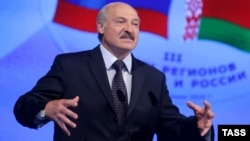 Олександр Лукашенко заявляє, що головний напрямок білоруської боротьби за незалежність проходить через економіку, а не у військовій сфері