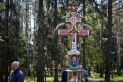 Усталяваньне крыжа ў памяць Вацлава Ластоўскага. Курапаты, 29 красавіка 2016 году