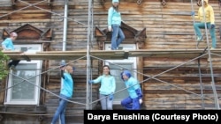 Волонтеры реставрируют деревянные наличники