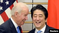 Japoni - Zëvendëspresidenti i Shteteve të Bashkuara Joe Biden (M) me kryeministrin e Japonisë Shinzo Abe (D) para fillimit të takimit në Tokio, 3 dhjetor 2013.