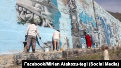 Активисты закрашивают граффити. 28 июня 2019 года.