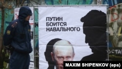 Плакат в Кирове в октябре 2013 года. Сейчас бы подобное произведение не провисело и часа