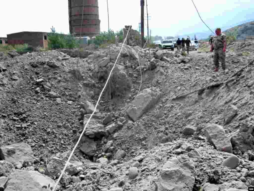 Горида билгесез очкыч ташлап киткән бомба чокыры - A hole left by a bomb fired from an unidentified aircraft in the town of Gori.