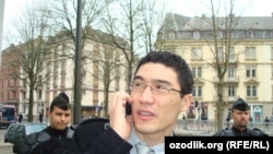 RFE/RL journalist Alisher Sidikov talks with NATO officials in Strasbourg in 2009.