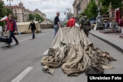 На Хрещатику демонтували два намети, 28 травня 2014 року