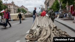 Maidan activists dismantling tents on Khreschatyk Street.