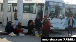 Aşgabat. Awtobus duralgasynda oturyp, söwda edýän aýallar. Arhiw suraty