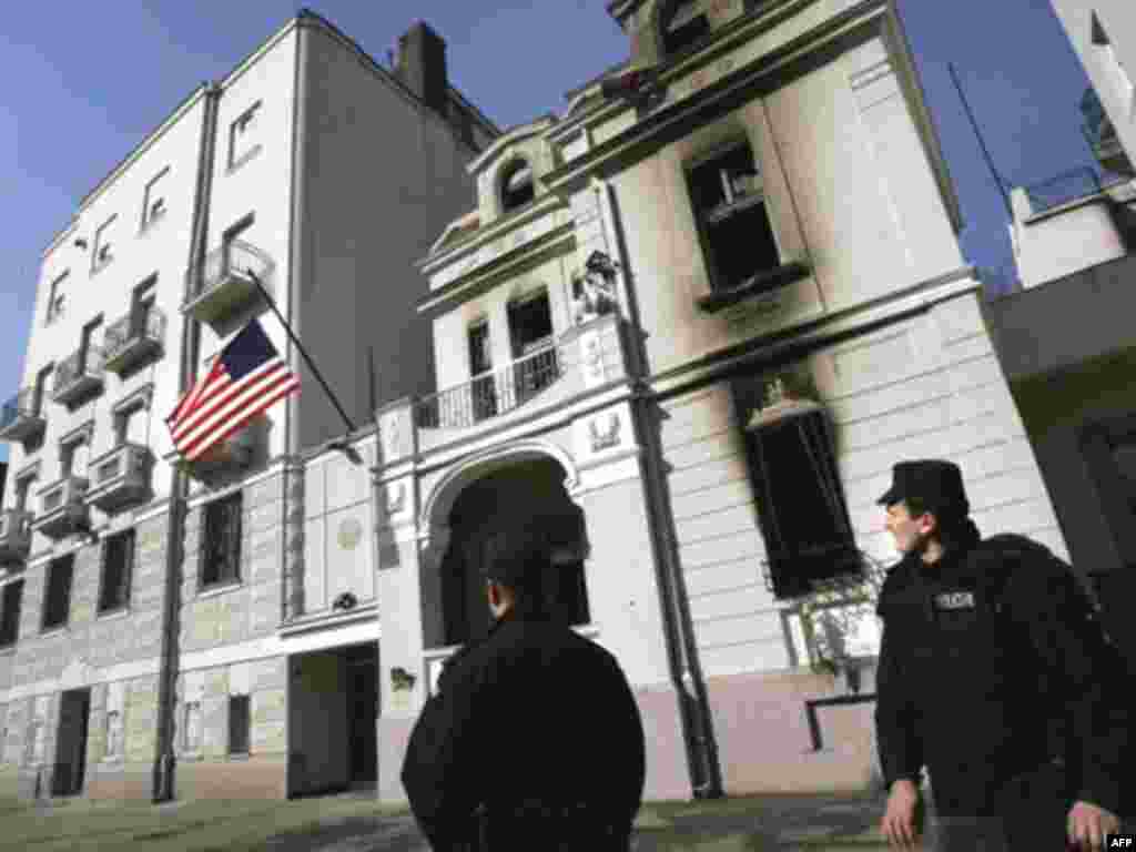 Новый флаг вывешен на посольство США в Белграде после вчерашних событий. 22 февраля 2008