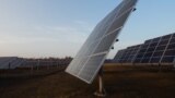 Imagine generică a unui parc de panouri fotovoltaice. În România, statul român și OMV ar trebui să ridice patru astfel de parcuri pe locul unor exploatări miniere sau halde de zgură. 