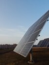 Imagine generică a unui parc de panouri fotovoltaice. În România, statul român și OMV ar trebui să ridice patru astfel de parcuri pe locul unor exploatări miniere sau halde de zgură. 