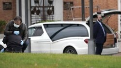 Porodica se oprašta od člana koji je preminuo od COVID-a 19 pre nego što se kovčeg odnese u krematorijum, Madrid, 23. mart 2020. godine