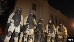 Украинские солдаты в входа в парламент в Киеве