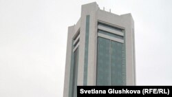 Қазақстан парламентінің ғимараты. Астана, 27 қазан 2011 жыл.