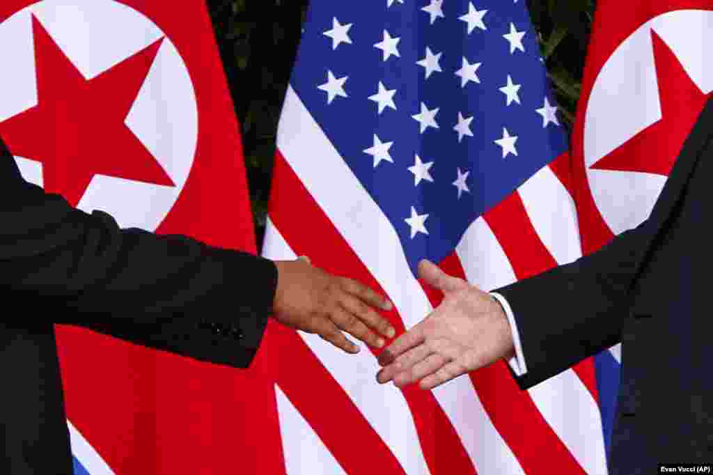 12 червня Дональд Трамп і Кім Чен Ин зустрілися і потиснули один одному руки