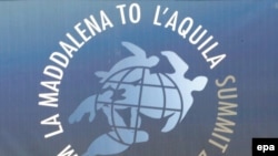 Емблема саміту вже висить у його прес-центрі в Аквілі, 7 липня 2009 року