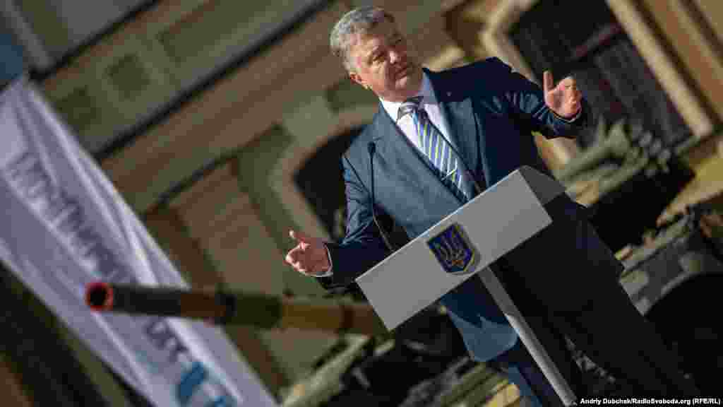 Президент Петро Порошенко, який урочисто відкривав виставку, заявив, що український оборонно-промисловий комплекс практично позбувся залежності від постачання комплектуючих із Росії