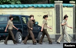 Северокорейские девушки-военнослужащие. Июнь 2014 года