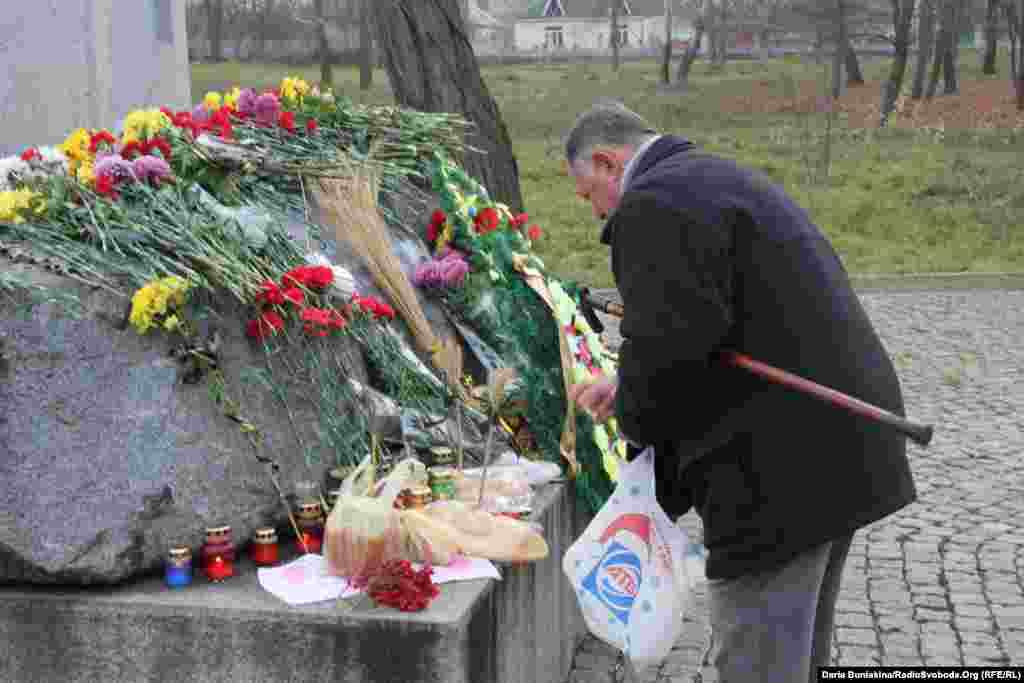 Ukraine -- Activists mourn Holodomor victims, Cherkasy, 23Nov2013