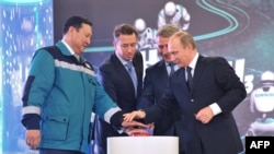 Архівне фото: в Тобольську президент РФ Володимир Путін (праворуч), голова правління «Новатека» Леонід Міхельсон (другий праворуч), генеральний директор холдингу СІБУР Дмитро Конов (в центрі) запускають виробництво поліпропілену компанії «Тобольськ-Полімер»