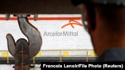 Рабочий наблюдает за производственным процессом на заводе ArcelorMittal в Бельгии. Гент, 7 июля 2016 года. 