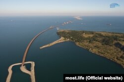 Вигляд на недобудований Керченський міст і окупований Росією український острів Тузла