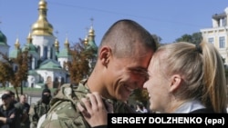 Боєць добровольчого батальйону, який в рамках ротації повернувся із зони бойових дій на Донбасі. Київ, 15 вересня 2014 року
