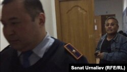 Активиста Бауыржана Алипкалиева (справа) уводят из суда в спецприемник для административно осуждённых. Уральск, 18 мая 2016 года.