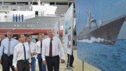 Премьер-министр России Дмитрий Медведев и вице-премьер Дмитрий Рогозин на судостроительном заводе «Море», август 2017 года